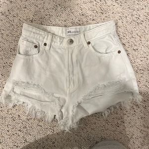 Zara white distressed jean shorts size 0
